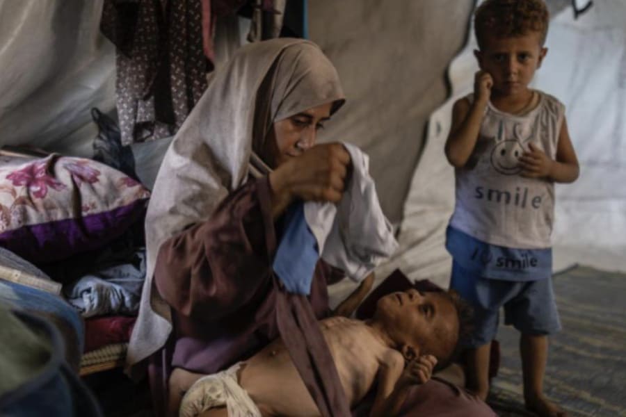Mohammad Zakariya Ayyoub al-Matouq being held by his mother (Photo: Israel Foreign Ministry / X / Section 27A of the Copyright Act )
