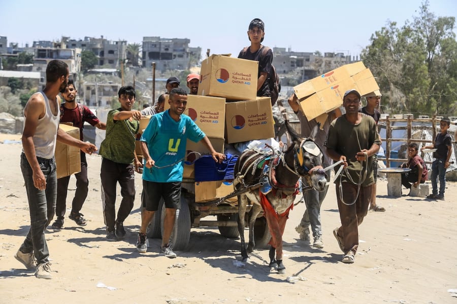 Des Palestiniens transportent de l'aide humanitaire à Rafah, dans le sud de la bande de Gaza, le 31 juillet 2025. (Photo : Abed Rahim Khatib/Flash90)