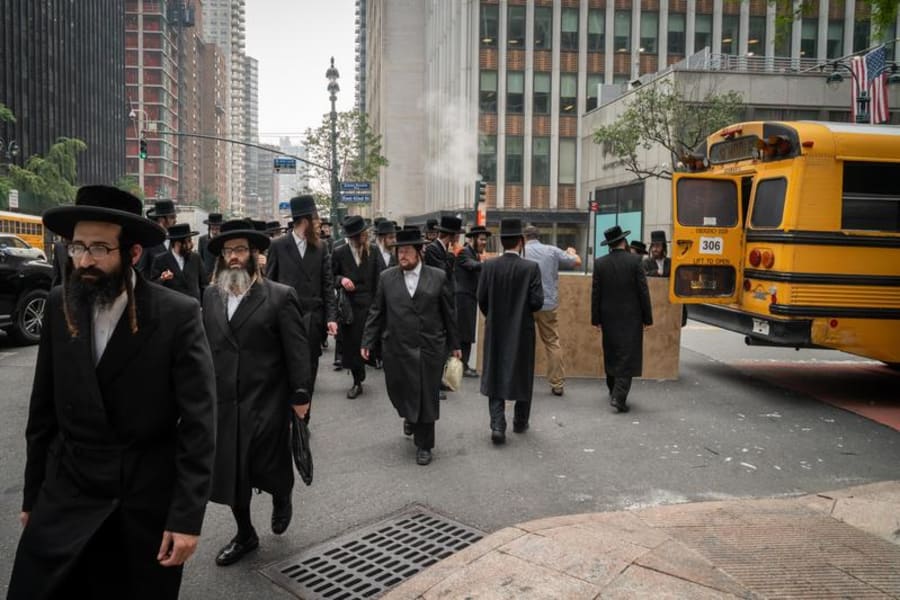 Des juifs ultra-orthodoxes manifestent devant le consulat d'Israël à New York contre les politiques du gouvernement israélien qu'ils jugent discriminatoires à l'égard des juifs religieux, à New York, le 20 juillet 2021. Photo de Luke Tress/Flash90
