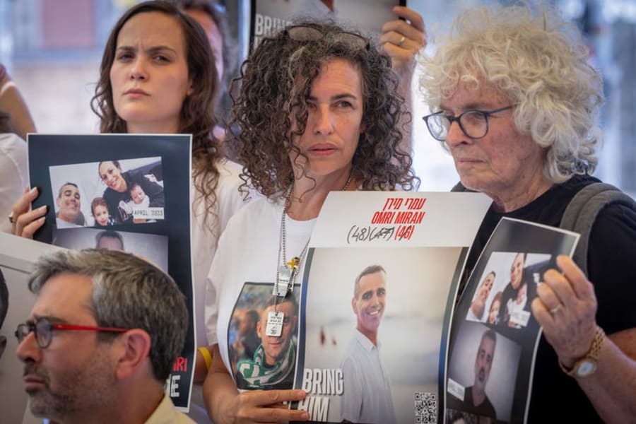 Les familles des Israéliens retenus en otage à Gaza tiennent une conférence de presse devant le ministère de la Défense à Tel Aviv, le 10 août 2025. (Photo : Miriam Alster/Flash90)