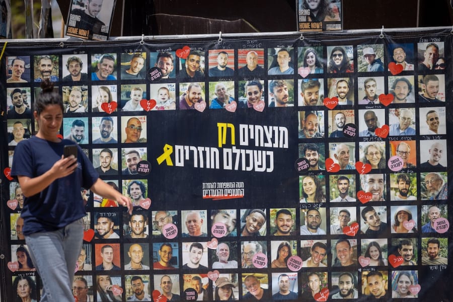 Visitantes en la Plaza de los Rehenes en Tel Aviv, 11 de agosto de 2025. (Foto: Miriam Alster/ Flash90)
