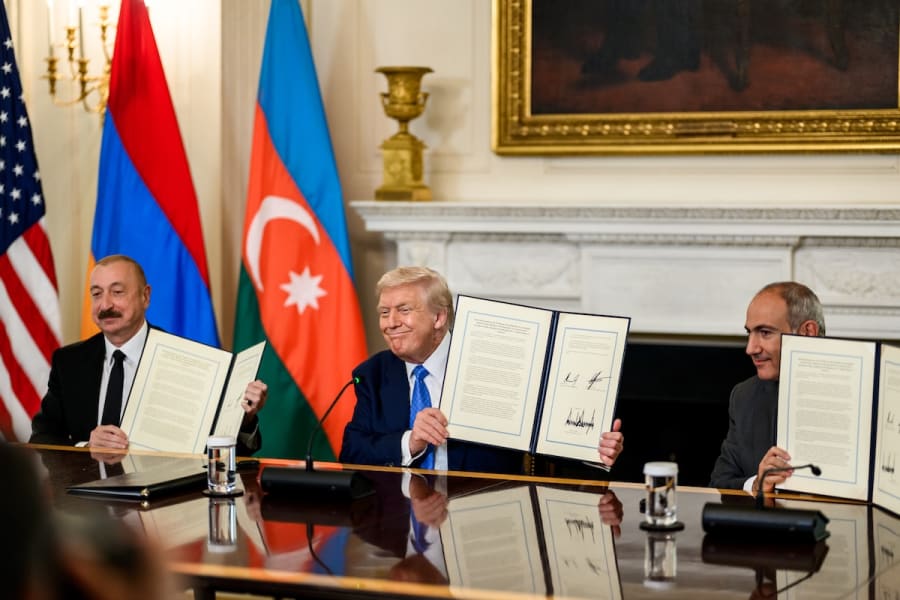 Azerbaijani President Ilham Aliyev and Armenian Prime Minister Nikol Pashinyan sign a deal at the White House (Photo: White House)