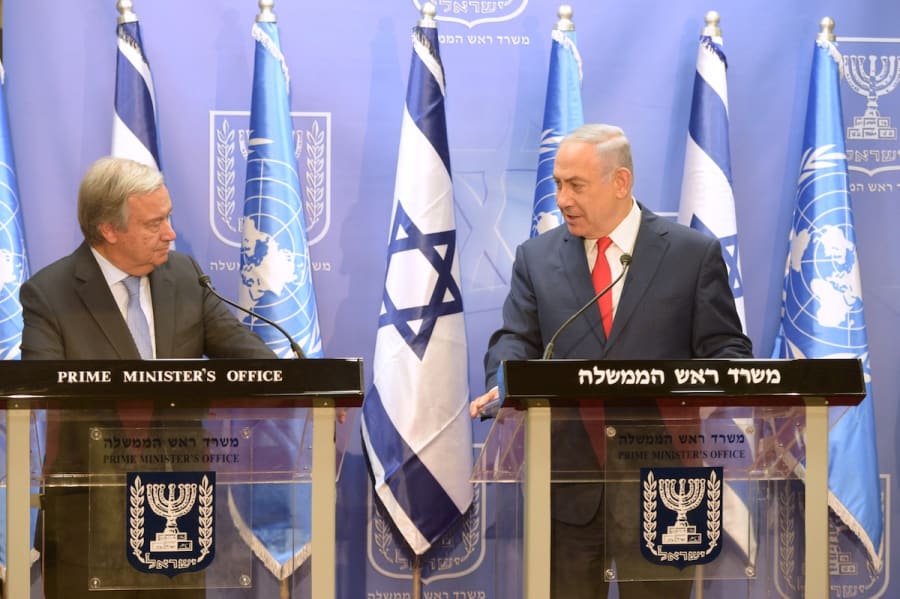 Le Premier Ministre israélien Benjamin Netanyahu rencontre le Secrétaire général des Nations unies António Guterres, au bureau du Premier ministre à Jérusalem, le 28 août 2017. (Photo : Amos Ben Gershom/GPO)