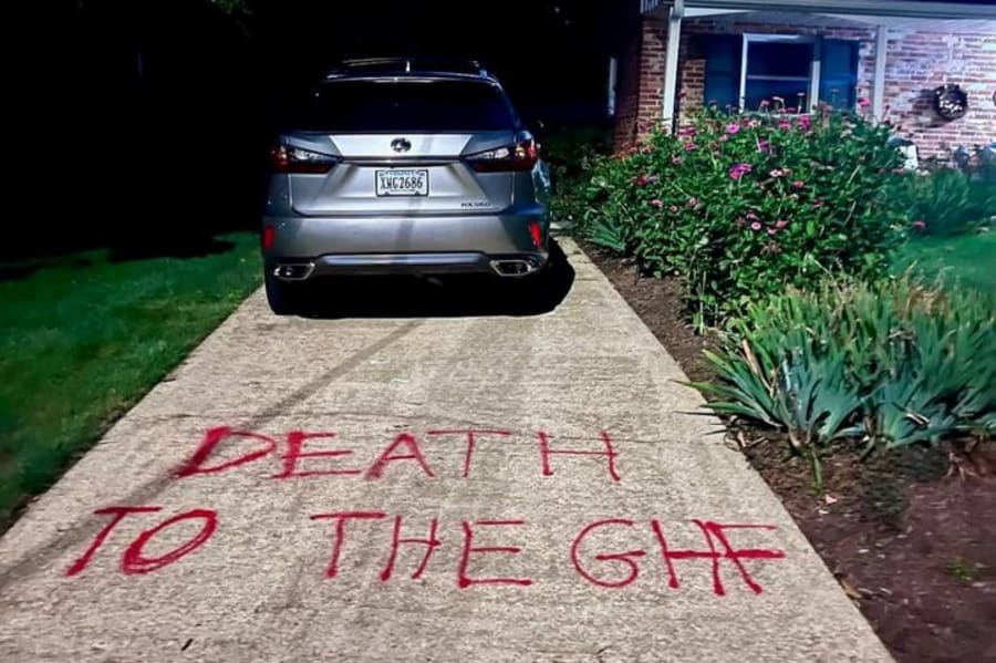Graffiti mit Morddrohung vor dem Haus des amtierenden Direktors der Gaza Humanitarian Foundation (GHF), John Acree, in Virginia. 12. August 2025. (Foto verwendet gemäß Abschnitt 27A des Urheberrechtsgesetzes)