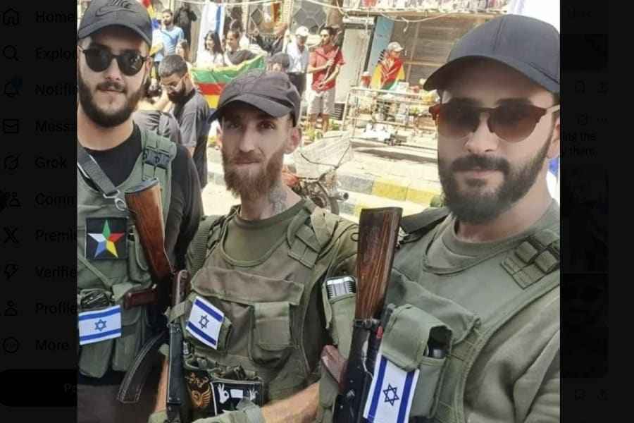 Combattants druzes-syriens portant des drapeaux israéliens sur leur veste, Sewaida, sud de la Syrie, 16 août 2025. (Photo : réseaux sociaux, utilisée en vertu de l'article 27A de la loi sur le droit d'auteur).