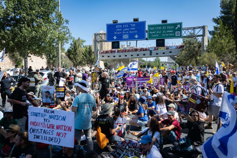 Des manifestants bloquent une route à Jérusalem lors d'une manifestation appelant à la libération des otages israéliens détenus par le Hamas à Gaza, le 17 août 2025. Photo de Yonatan Sindel/Flash90