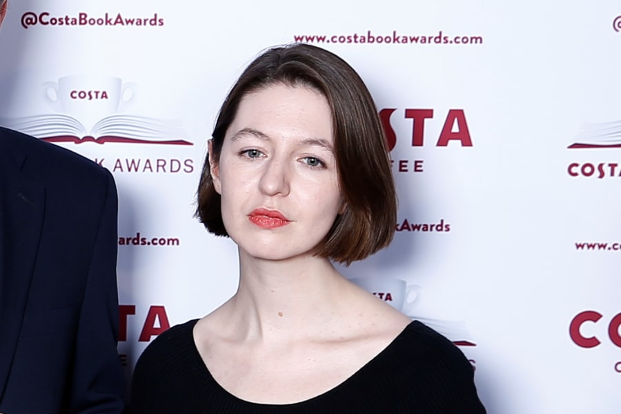 L'auteure Sally Rooney pose lors de la cérémonie des Costa Book Awards 2018 à Londres, le 29 janvier 2019. (Photo : Henry Nicholls/Reuters)