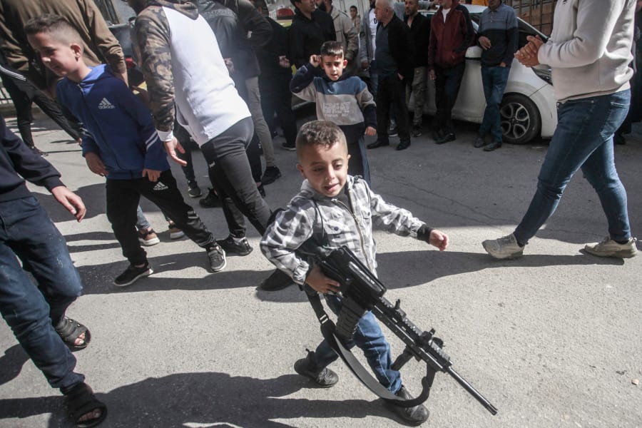 Ilustrativo: Un niño palestino sostiene una pistola de plástico durante el funeral en el campamento de Ein Beit al-Maa. 21 de noviembre de 2024. (Foto: Reuters)