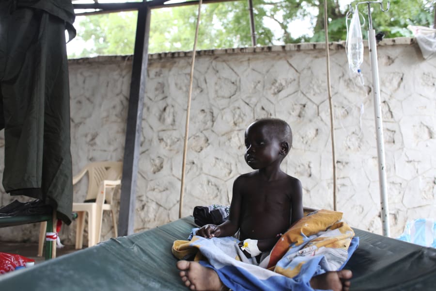 Illustrativ: Ein an Cholera erkranktes Kind aus dem Südsudan sitzt auf einem Bett im Juba Teaching Hospital in Juba, 27. Mai 2014. (Foto: Reuters)