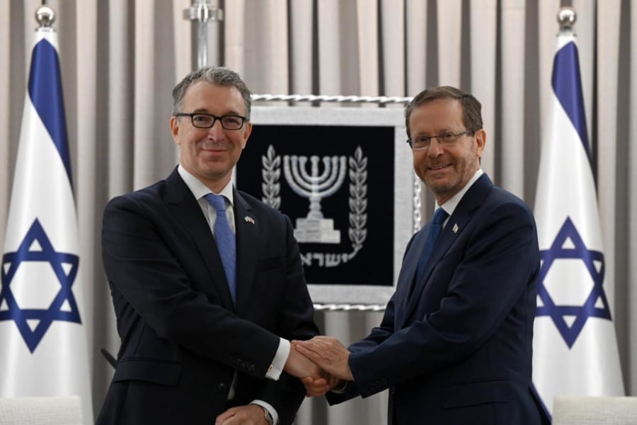 Illustrativ: Der israelische Präsident Isaac Herzog trifft sich mit dem britischen Botschafter in Israel, Simon Walters, am 19. September 2023. (Foto: GPO)