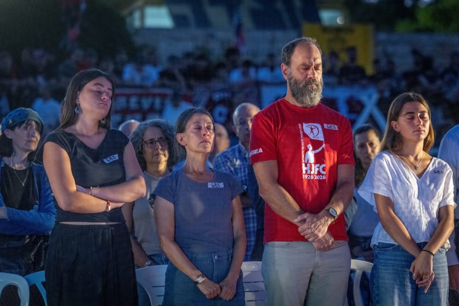Les parents et les sœurs de Hersch Goldberg-Polin assistent à la cérémonie commémorative du premier anniversaire de sa mort. Hersch était l'un des six otages israéliens assassinés en captivité par le Hamas en août 2024, à Jérusalem, le 19 août 2025. (Photo : Chaim Goldberg/Flash90)