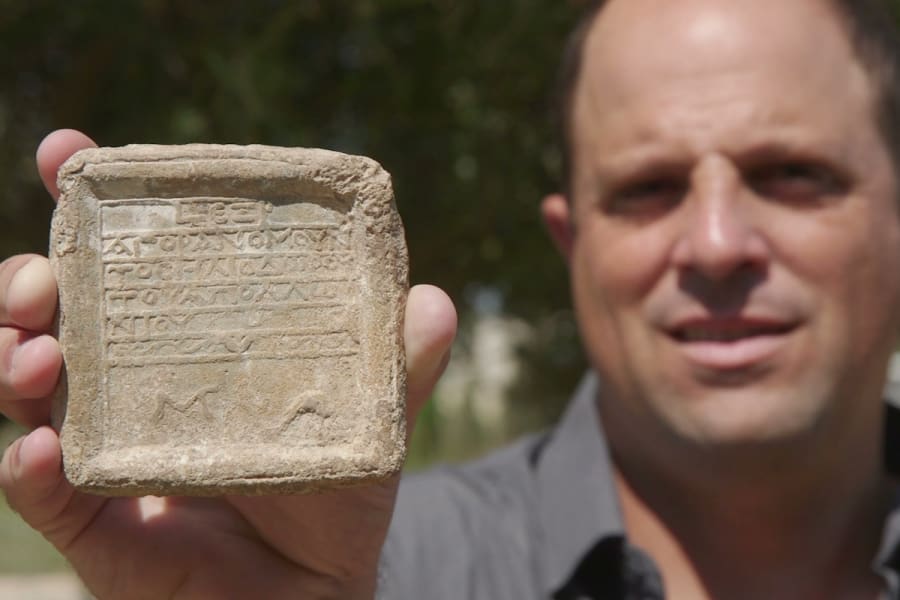 L'ancien poids en plomb (Photo : Emil Aladjem/Autorité des antiquités d'Israël)