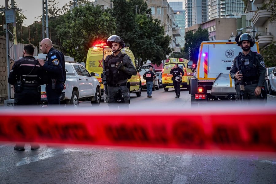 Israeli security forces at the scene of a stabbing attack in Tel Aviv, January 18, 2025. (Photo: Avshalom Sassoni/Flash90)