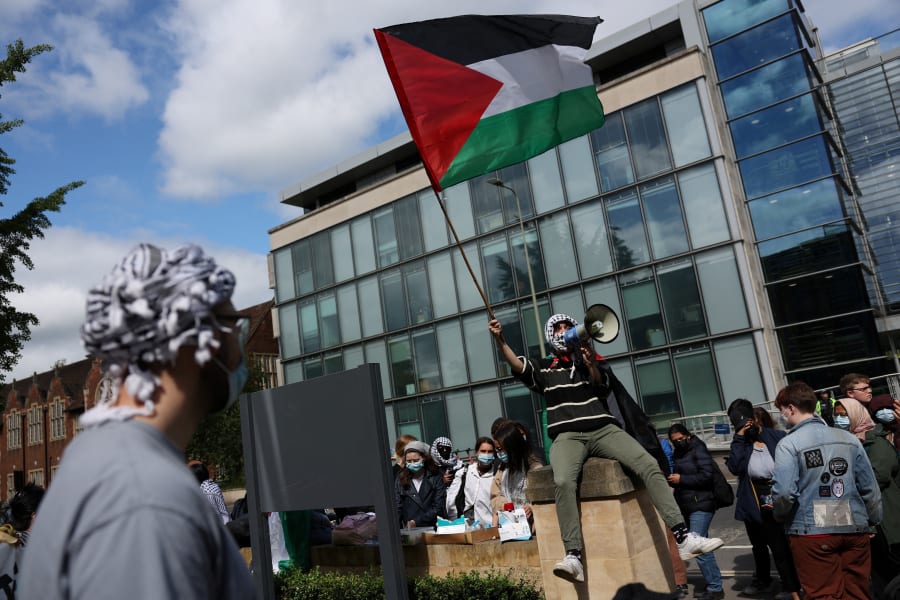 Protesters stand in front of a university building during a demonstration in support of Palestinians, at Oxford University, amidst the ongoing conflict between Israel and the Palestinian Islamist group Hamas, in Oxford, Britain, May 23, 2024. REUTERS/Isabel Infantes