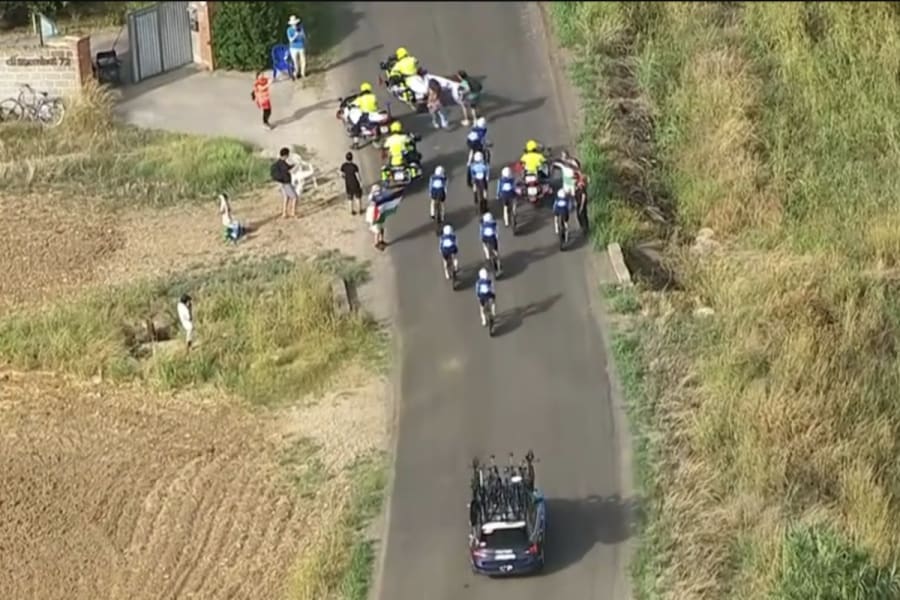 Des militants pro-palestiniens tentent de bloquer la route de l'équipe cycliste Israel-Premier Tech lors de la course sur route à étapes multiples Vuelta a España en Catalogne (Photo : réseaux sociaux).