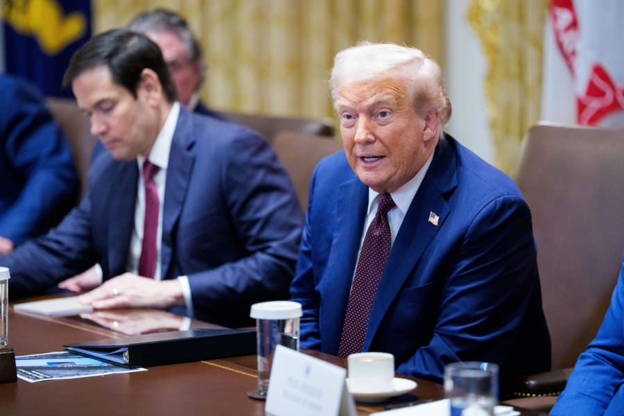 Президент США Дональд Трамп участвует на заседании кабинета в Кабинетной комнате Белого дома в Вашингтоне, округ Колумбия, 26 августа 2025 года. (Фото: Аарон Шварц/Pool/Sipa USA)