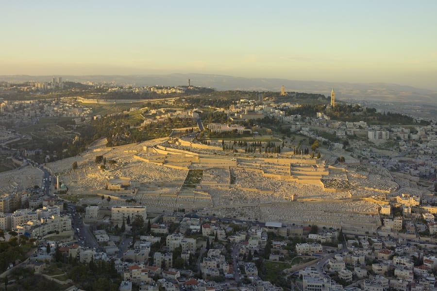 Sunset aerial photograph of the Mount of Olives in Jerusalem (Photo: Andrew Shiva / Wikipedia)
