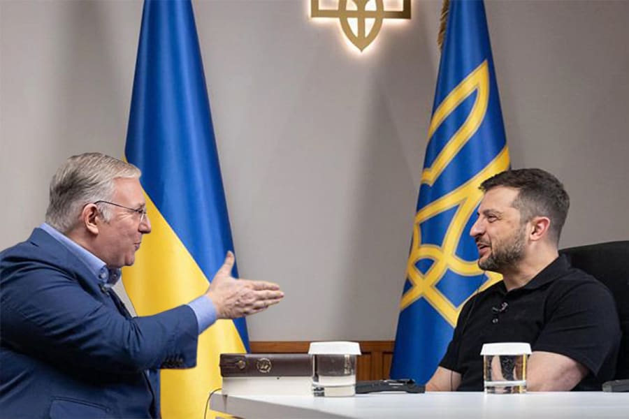 Джоэл С. Розенберг (слева) беседует с президентом Украины Владимиром Зеленским в президентском комплексе в Киеве