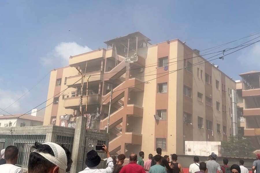 Des personnes marchent sur le site des frappes israéliennes contre l'hôpital Nasser à Khan Younis, dans le sud de la bande de Gaza, sur cette image fixe tirée d'une vidéo, le 25 août 2025. (Photo : REUTERS/Hatem Khaled)