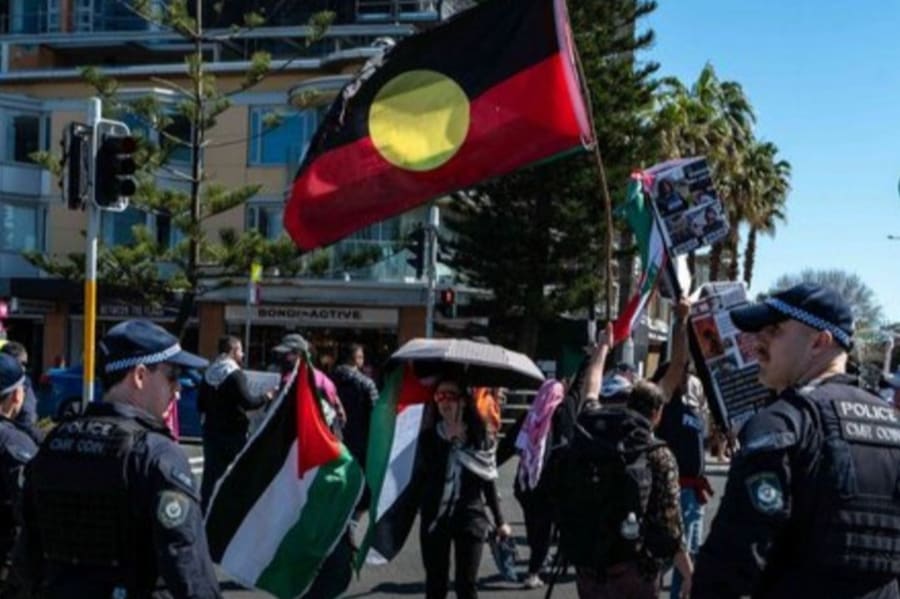Protest groups on the shores of Bondi Beach in Sydney’s eastern suburbs on Sunday, September 7 2025. Photo: (Photo used under section 27A of the copyright law).