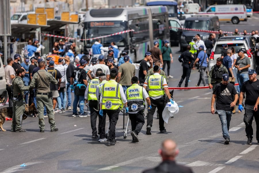 Paramédicos de Magen David Adom en el lugar de un tiroteo en Ramot Junction, cerca de Jerusalén, 8 de septiembre de 2025 (Foto de Magen David Adom).