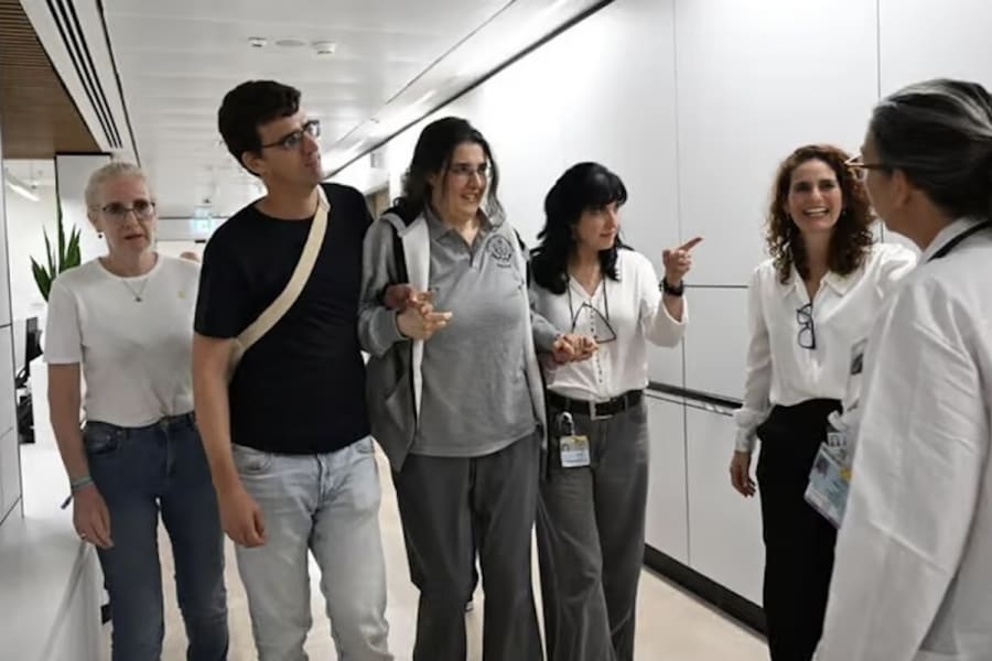Elisabeth Tsurkov with her family at the hospital upon her return to Israel (Photo: Yuval Yosef/GPO)