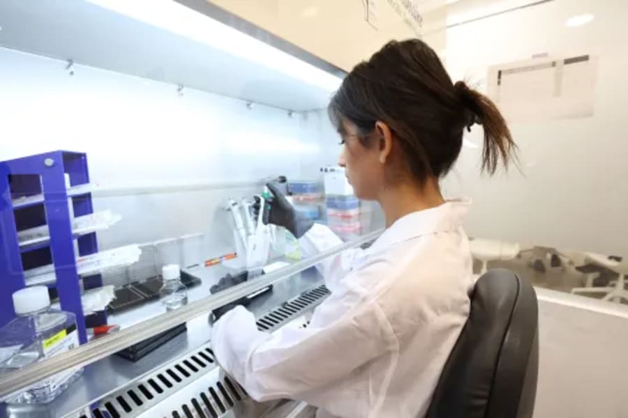 A scientist working at NeuroKaire's R&D lab in Tel Aviv, 2025 (Photo: NeuroKaire)