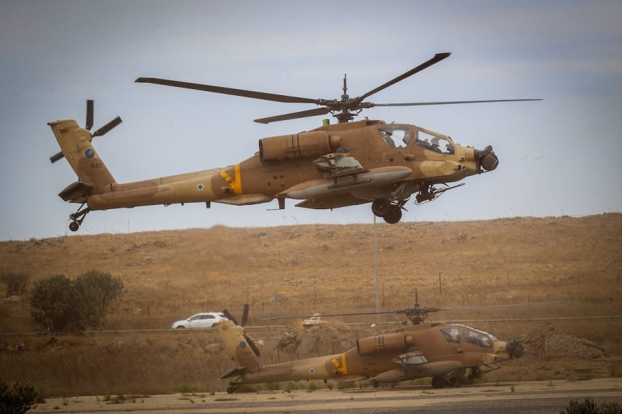 Des hélicoptères Apache de l'armée israélienne décollent près de la base de l'IDF sur le plateau du Golan, dans le nord d'Israël, le 26 octobre 2022. (Photo : Maor Kinsbursky/Flash90)