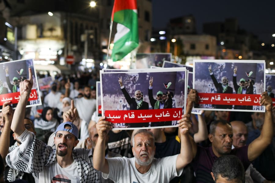 Des manifestants portent des pancartes lors d'une manifestation contre les assassinats de personnalités de l'alliance régionale pro-palestinienne, à Amman, en Jordanie, le 9 août 2024. (Photo : REUTERS/Alaa Al Sukhni)