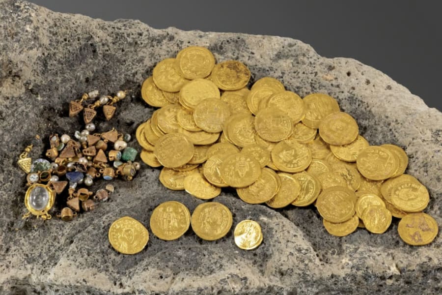 The hoard of gold and jewelry
(Photo: Dr. Michael Eisenberg/ University of Haifa)