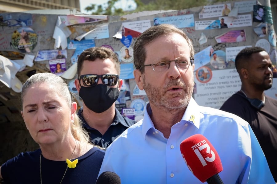 Israeli President Isaac Herzog visits at “Hostage Square” in Tel Aviv, calling for the release of Israelis held by Hamas, August 17, 2025. (Photo: Avshalom Sassoni/Flash90)