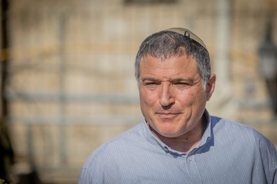 Le directeur désigné de l'Agence de sécurité israélienne (Shin Bet), David Zini, en compagnie de soldats juifs ultra orthodoxes de la Brigade Hasmonéenne après avoir terminé leur marche avec béret, au Mur occidental dans la Vieille Ville de Jérusalem, le 6 août 2025. Photo de Chaim Goldberg/Flash90
