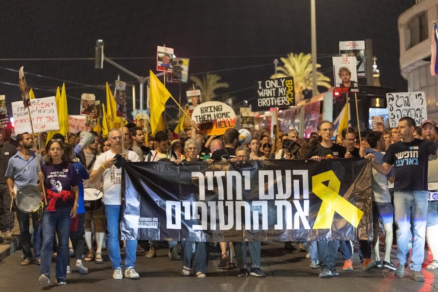 Israelis attend a protest march in Jerusalem calling for an end to the war and the release of the Israeli hostages from Hamas captivity in Gaza, September 27, 2025. (Photo: Chaim Goldberg/Flash90)