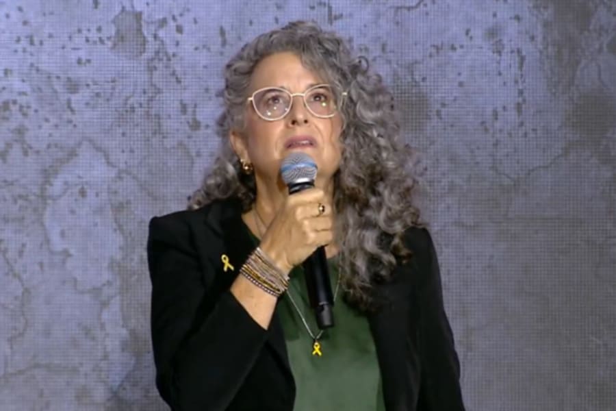 Galit Dan s'exprime lors de la cérémonie commémorative nationale à Tel-Aviv, qui marque les deux ans du massacre du 7 octobre. (Capture d'écran de la vidéo sur X, crédit photo : cérémonie commémorative nationale)