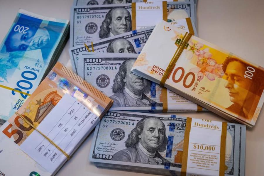 Illustration de billets américains de 100 dollars, de 100 shekels et de 50 euros, à Jérusalem, le 19 mai 2025. (Photo : Nati Shohat/Flash90)