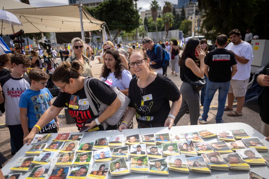 Célébrations sur la place des otages à Tel Aviv alors que les négociateurs s'apprêtent à signer un accord libérant tous les otages de Gazaץ le 9 octobre 2025. (Photo : Chaim Goldberg/Flash90)