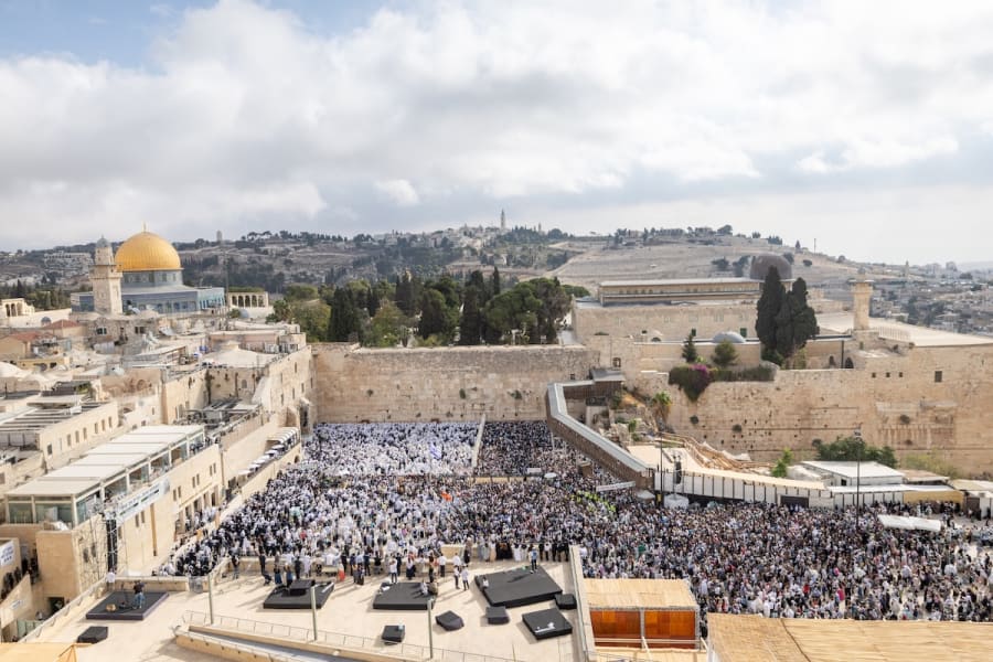 Des fidèles juifs prient au Mur occidental, le site de prière le plus sacré du judaïsme, dans la vieille ville de Jérusalem, pendant la bénédiction sacerdotale Cohen Benediction lors de la fête juive de Sukkot, le 9 octobre 2025. (Photo : Chaim Goldberg/Flash90)