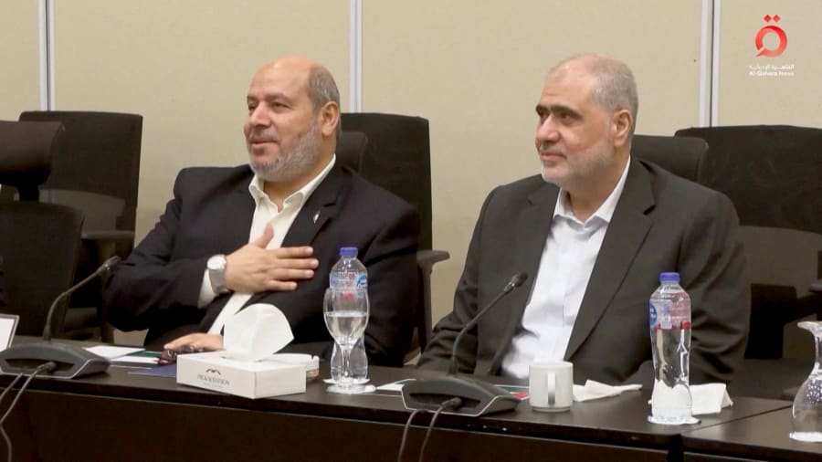 Khalil Al-Hayya, haut responsable du Hamas, fait un geste alors qu'il participe à une réunion avec des délégations égyptiennes, qataries et turques avant l'annonce d'un accord de cessez-le-feu à Gaza, à Sharm El-Sheikh, en Égypte, le 8 octobre 2025, dans cette image obtenue à partir d'une vidéo. Al-Qahera News/Handout via REUTERS