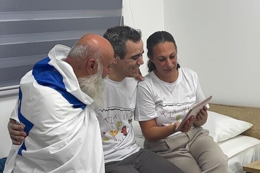 El secuestrado liberado Omri Miran (C) se reúne con su esposa Lishay Miran-Lavi y su padre Dani mientras habla con sus dos hijas pequeñas tras regresar de manos de Hamás, en la base de Re'im, el 13 de octubre de 2025. (Foto: cortesía)