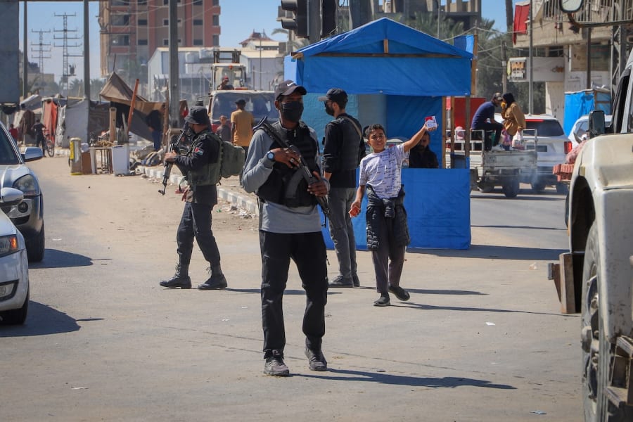 Hamas police forces deployed on Salah al-Din Street to regulate traffic and facilitate the return of displaced persons to northern Gaza, following the ceasefire agreement and the end of the war on the Gaza Strip. (Photo: Khalil Kahlout/Flash90)