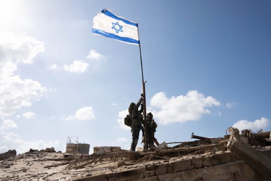 Israeli soldiers raise the Israeli flag in Gaza (Photo: IDF)