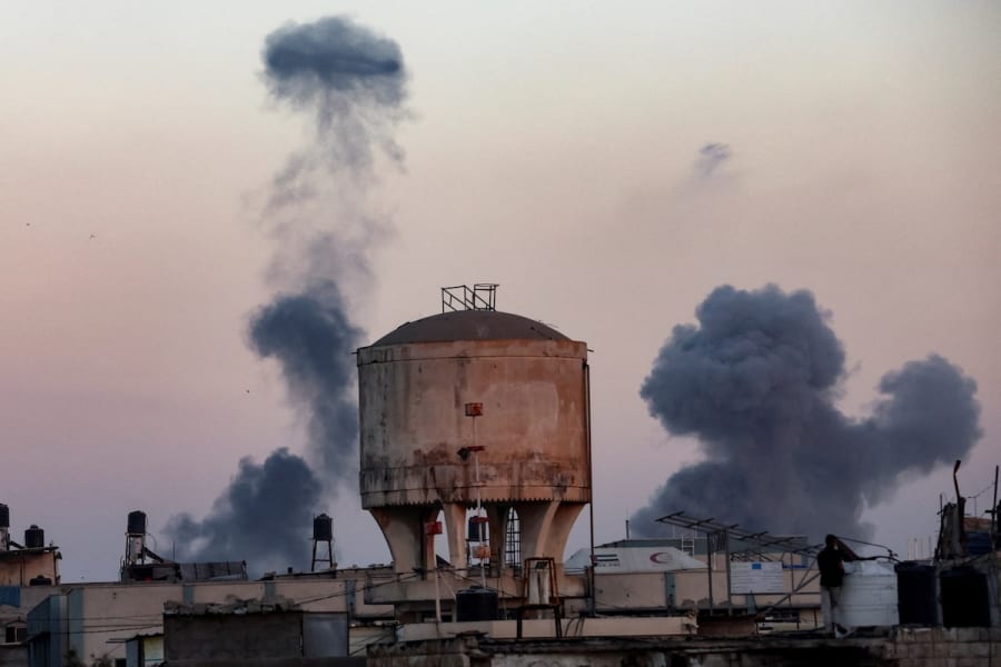Smoke rises following an Israeli airstrike in Khan Younis, southern Gaza Strip, Oct 19, 2025. (Photo: REUTERS/Ramadan Abed)