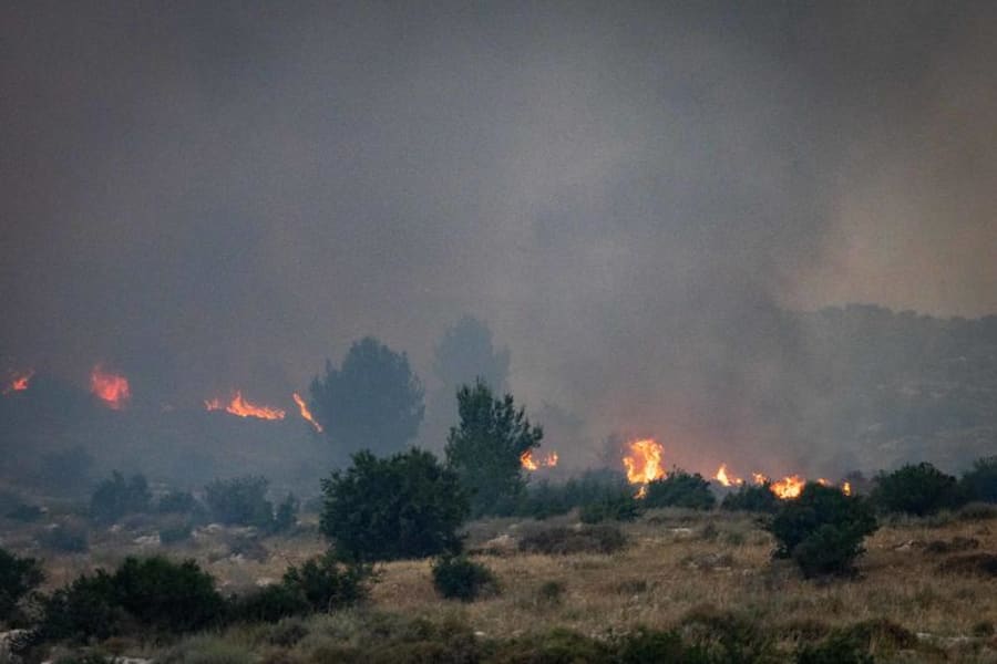 Illustrative - View of a massive wildfire near Mevo Horon, April 30, 2025. (Photo: Yonatan Sindel/Flash90)