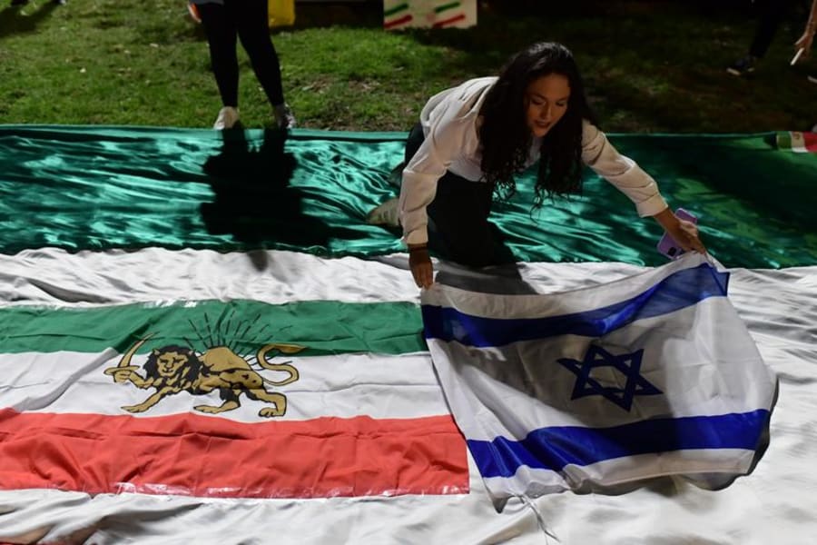 Illustration - Des personnes protestent contre l'assassinat de Mahsa Jina Amini et soutiennent le peuple iranien, à Tel Aviv, le 29 octobre 2022. (Photo : Tomer Neuberg/Flash90)
