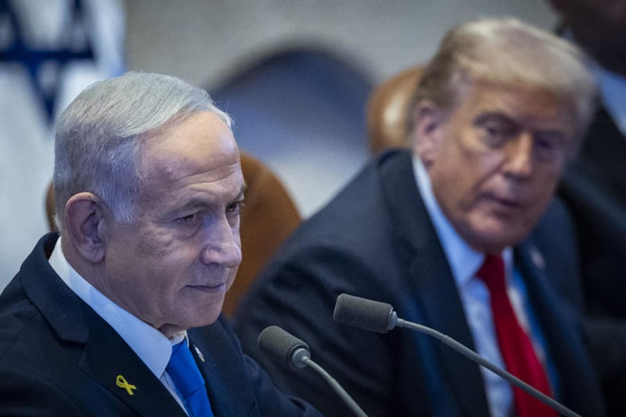 Le Premier ministre israélien Benjamin Netanyahu s'exprime lors d'une session plénière spéciale en l'honneur du président américain Donald Trump à la Knesset, le parlement israélien à Jérusalem, le 13 octobre 2025. (Photo : Yonatan Sindel/Flash90