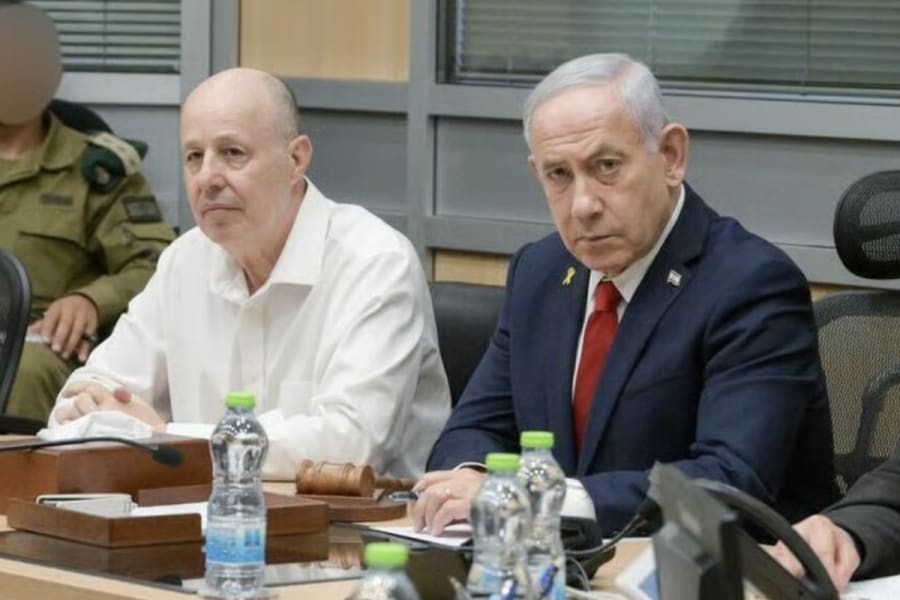 Le conseiller israélien à la sécurité nationale, Tzachi Hanegbi, avec le Premier ministre Benjamin Netanyahu lors d'une évaluation de la sécurité (Photo : GPO)