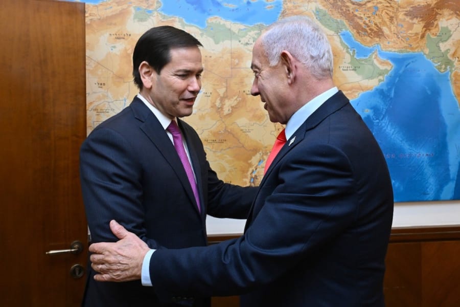 Le Premier ministre israélien Benjamin Netanyahu reçoit le secrétaire d'État américain Marco Rubio dans son bureau à Jérusalem, le 23 octobre 2025. (Photo : Haim Zach/GPO)