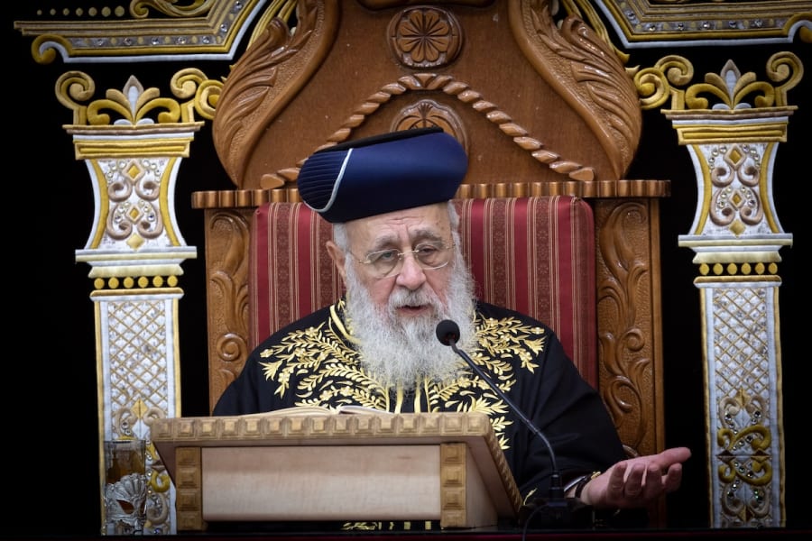 Shas spiritual leader Rabbi Yitzhak Yosef, during a weekly teaching at the Yazdim synagogue in Jerusalem, June 7, 2025. (Photo: Chaim Goldberg/Flash90)
