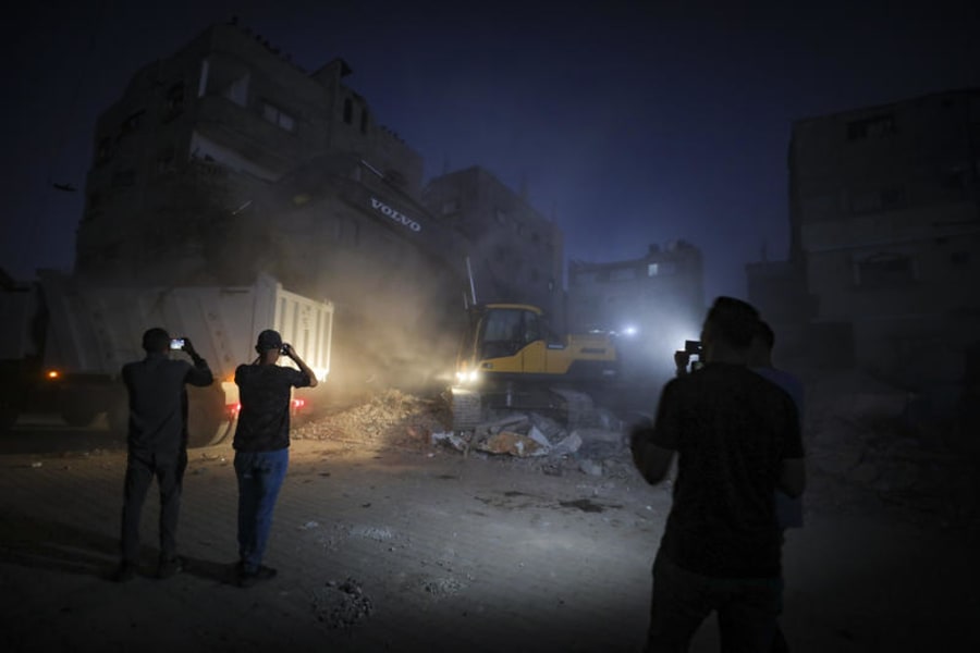 Members of Hamas' Qassam Brigades use heavy machinery to search for the bodies of Israeli hostages in the Nuseirat refugee camp in the central Gaza Strip, October 27, 2025. (Photo: Ali Hassan/Flash90)