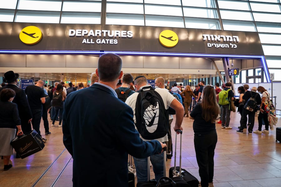 Passengers at the Ben Gurion International Airport, Oct. 31, 2021. (Photo: Nati Shohat/Flash90)
